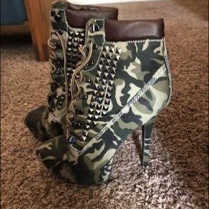 Never worn boots size 9